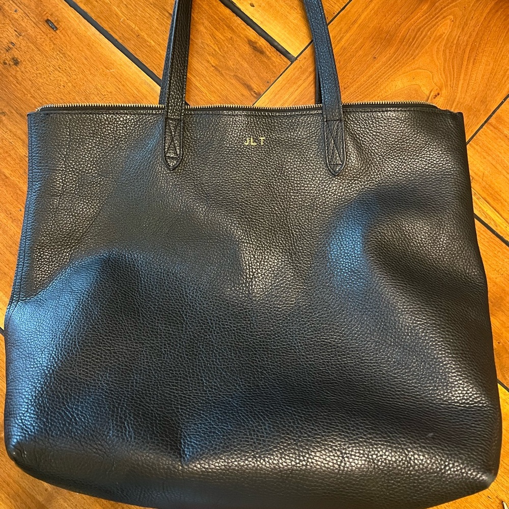 Cuyana classic zip tote in pebbled black leather